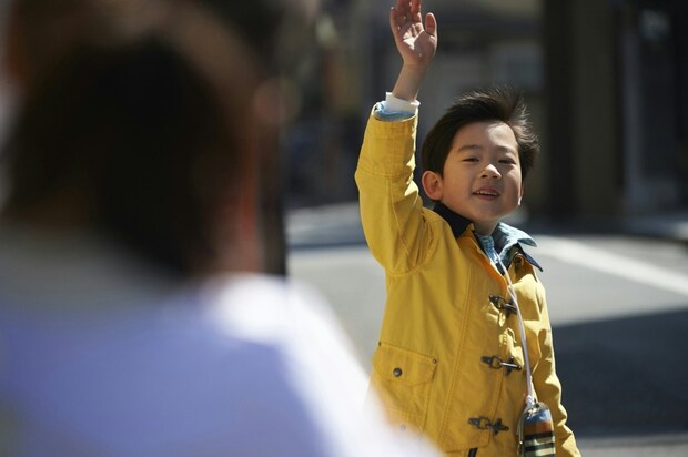 男の子　見守る