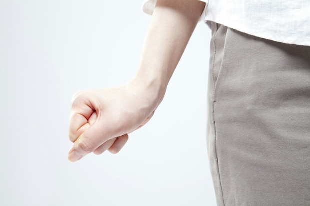 女性　怒り　手元