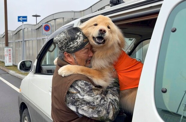 【感動】1か月ぶりに帰ってきたパパと再会、大型犬の“全力ハグ”に1.9万いいね「かわいい」