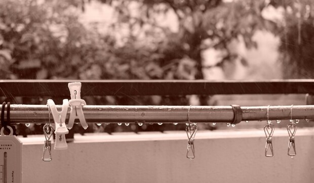 4歳児を雨のベランダに締め出し「口止め」夫の恐ろしい行為に逃亡を決意する妻｜モラハラDV夫からの逃亡