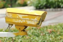 【恐怖】深夜のゴミまき散らし犯はまさか…防犯カメラに映る衝撃人物｜フレネミーママ友