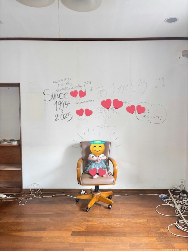 実家の取り壊し前、最後に…→壁に残した落書き写真に1.2万いいね「うちもこれやった!」「楽しそう」