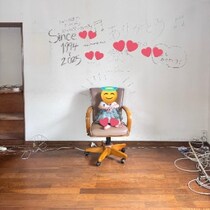 実家の取り壊し前、最後に…→壁に残した落書き写真に1.2万いいね「うちもこれやった！」「楽しそう」