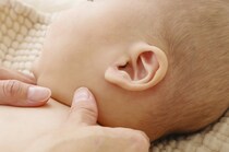 【ほっこり展開】生後7か月の娘がしきりに耳を触る→医師してわかった理由に8千いいね「かわいい」