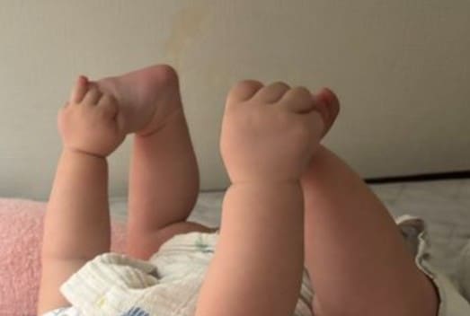 寝起きの絶景！「朝起きたら…」隣でほほ笑む生後5か月の息子に17万いいね「ほんとに天使」「かわいい」