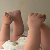 寝起きの絶景！「朝起きたら…」隣でほほ笑む生後5か月の息子に17万いいね「ほんとに天使」「かわいい」