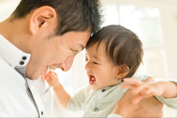 【11万いいね】父が4歳児に「懐かしい音」聞かせたら→最高のリアクションに涙があふれる「いい話」