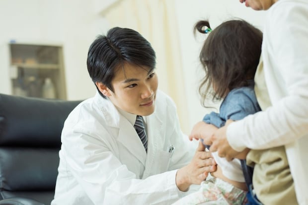 【小児科医が投稿】予防接種で泣く3歳→父が見せた“思いやり”に9千いいね「父への信頼」「先生もプロ」