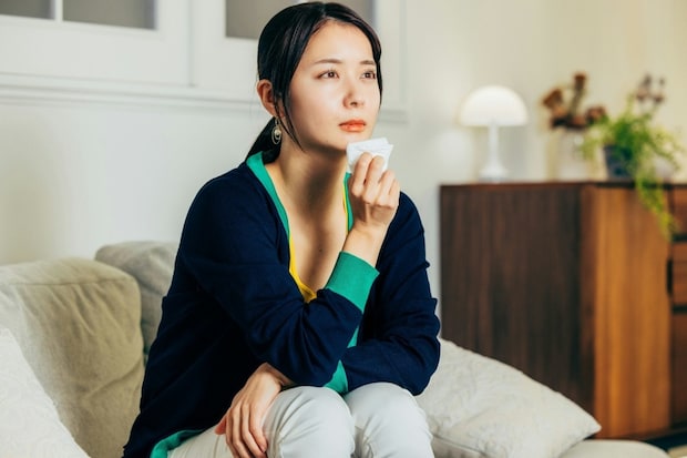 優しい友人が私を壊す。孤立を仕組んだ「偽りの理解者」の罠｜フレネミーな友だちに振り回された話