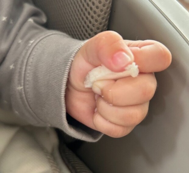 赤ちゃん“食べ物片手に号泣”→理由があるあるで1万いいね「人生初心者」「いちにんまえになるのも大変」