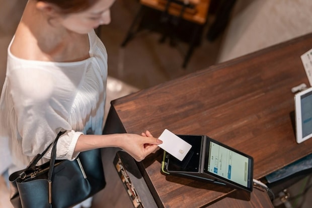 家族カードで浪費、あげく不倫まで…→【裏切り】重ねる義妹がヤバい|弟の嫁が借金700万円作った話