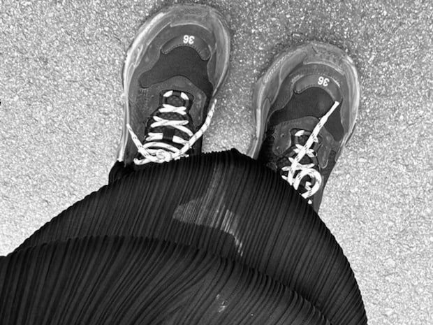 「今日ワンピ着てたっけ?」自分の足元に大混乱→オールインワンでの“意味不明な事態”に7.3万いいね