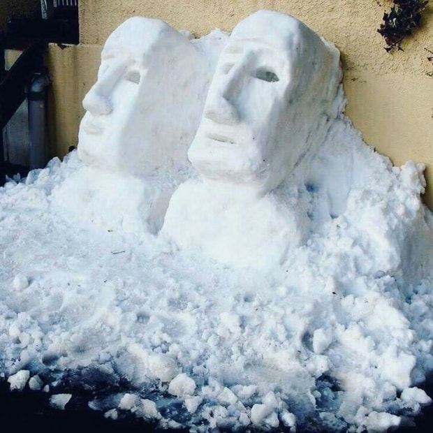 夜になると“別の顔”→実家の「雪モアイ」が迫力すぎて6万いいね「最高だこれ」「防犯にいい」