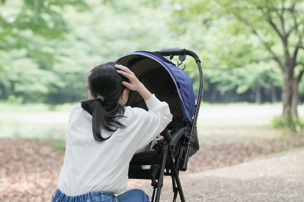 ママ　ベビーカー　後姿