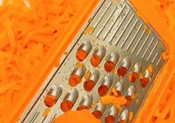 【おばあちゃんの知恵袋】スライサーの危険回避→指切らない“簡単テク”に4.2万いいね「恐怖から解放」