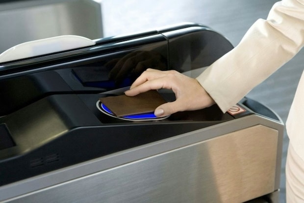 「それはストーカーへの案内図」→スマホ裏の定期券に13万人が【ゾッ…】→防犯の新常識に「恐ろしい」