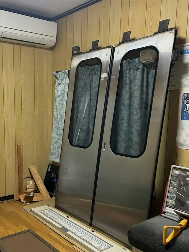 「電車のドアを買った」投稿者→家族が納得する【言いわけ】殺到し21万いいね「浴室ドアにすれば…」