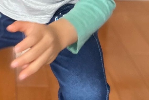 【わかる】発熱で保育園欠席した5歳の“現在の姿”→写真に7千いいね「あるある」「元気でなによりw」