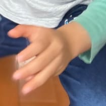 【わかる】発熱で保育園欠席した5歳の“現在の姿”→写真に7千いいね「あるある」「元気でなによりw」