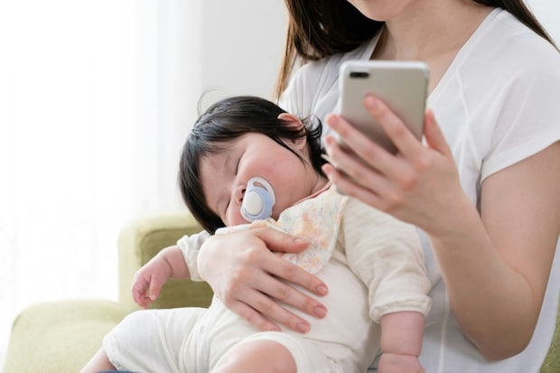 「今ここで言うこと？」園のグループLINEで仕事の話をするママ友にモヤモヤ