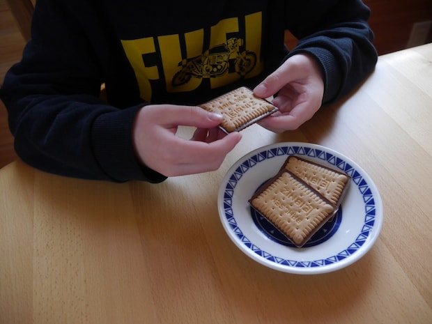 お菓子　子ども　手元