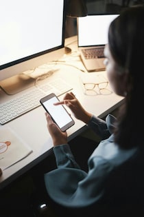 「幸せアピール、おなかいっぱい」SNSで批判され→親友だったのに疎遠に？｜人の幸せを妬む友人