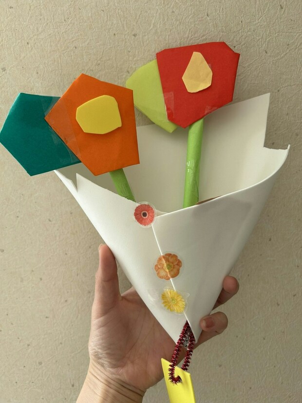 「お花屋さんでーす！」売り込みに来た娘→紙のお金を渡したら…まさかの結果に「ｗ」「芸が細かい」