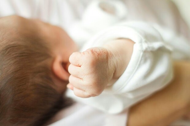 【中耳炎じゃなかった】娘が耳を触り続ける“尊い理由”→医師の診断に8千いいね「かわいすぎて悶絶ｗ」