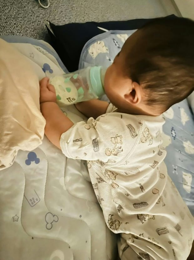 【人生1周目】「ミルクが出ない…」困惑する赤ちゃん→理由が判明して8千いいね「そら飲めんわｗ」