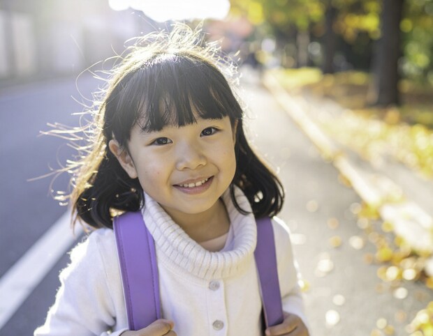 下校　小学生　低学年　一人　