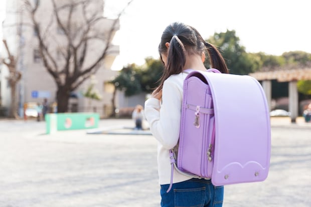 小学生　低学年　外　ショック　ランドセル