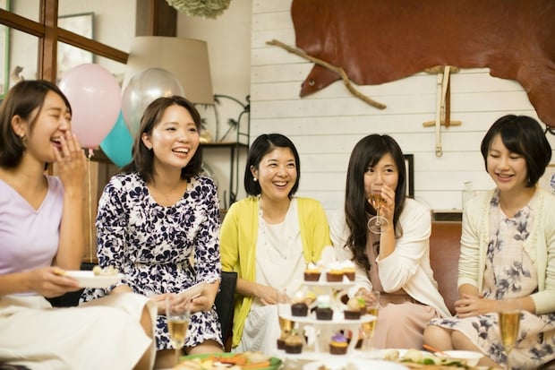 フードコートを私物化する放置親たち。暴走する子どもに「注意できない空気」の正体とは