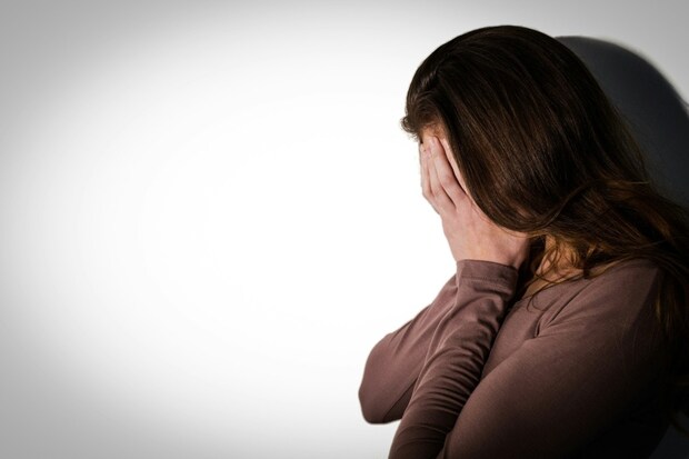 女性　落ち込む