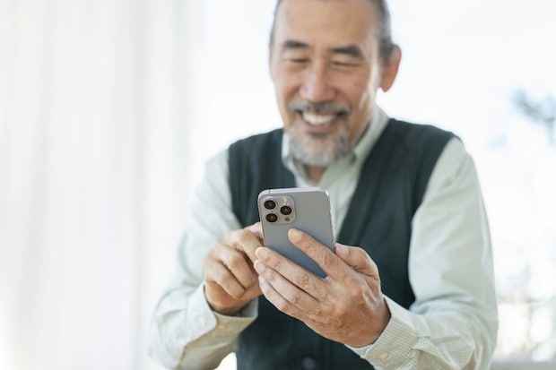 実父に幻滅。夫が全額負担した還暦祝いを「自分の手柄」にする父のSNS投稿に絶望