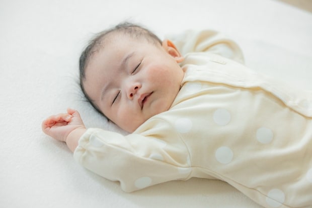 「今は寝ておこう…」助産師訪問で“たぬき寝入り”→名演技を披露した赤ちゃんに7万いいね