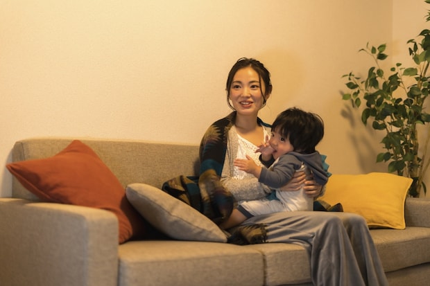 赤ちゃん　夜　リビング