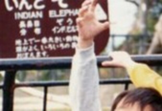 幼少期の父と5歳の娘が【激似】→衝撃の比較写真に22万いいね「ちゃんと継承」「血は争えない」