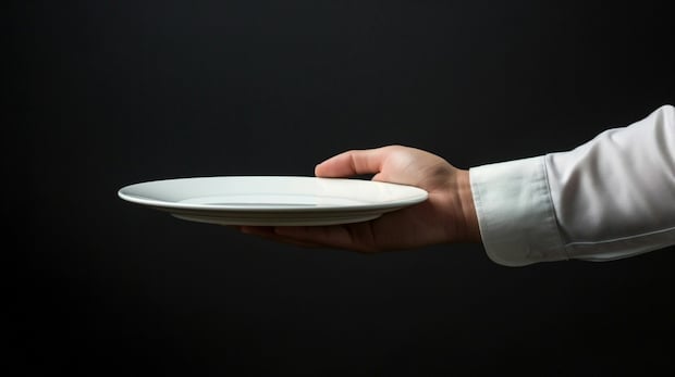 「お済みのお皿を…」飲食店での接客は退店要求?→疑問にリアルな声集まり5万いいね「元バイトですが…」