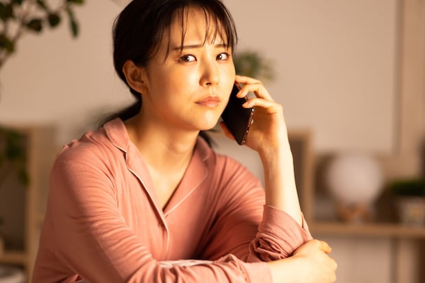 夜　自宅　スマホ　通話