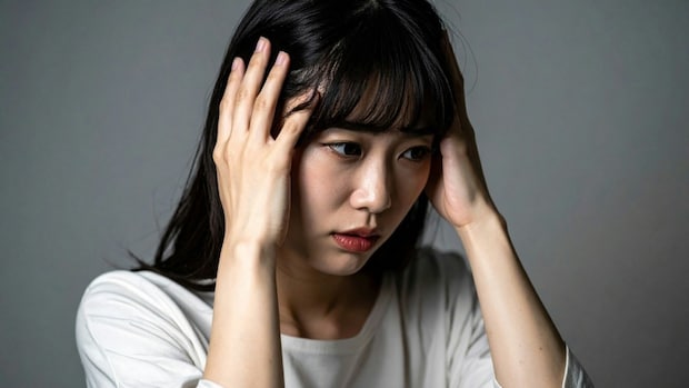 頭を抱える女性