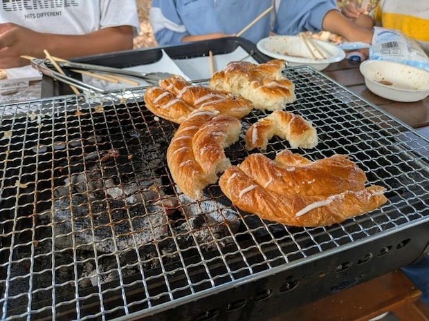 「罪深すぎｗ」BBQの締めに“有名菓子パン”焼く投稿に「うらやまし…」「また最高なことを…」