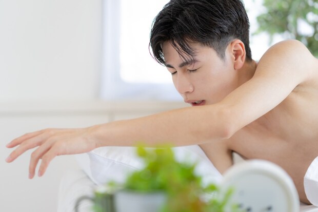 男性 ベッド 寝起き 目覚まし時計
