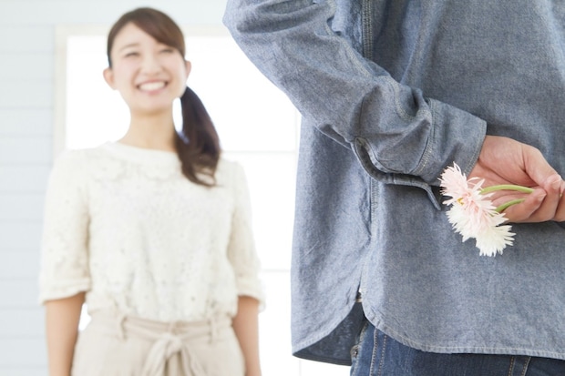 花束を買って帰った夫→妻に渡す様子を見た5歳児の反応に4.5万いいね「全部が幸せ」「尊すぎて涙」