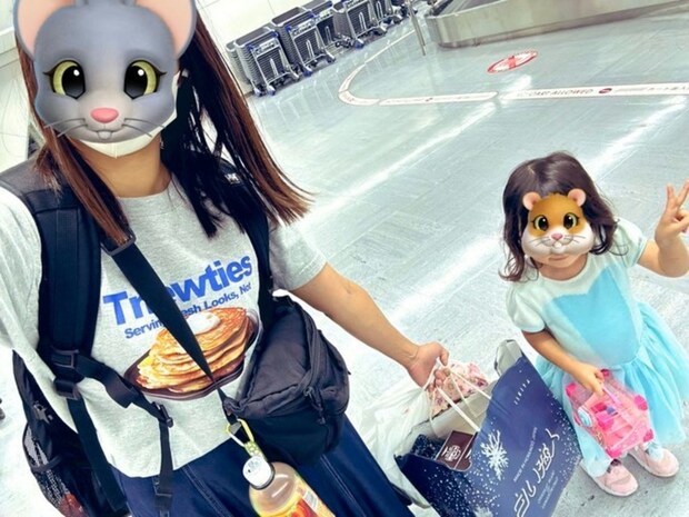 「さすがに付き人すぎる」母の投稿に5万いいね→ワンオペ帰省の姿に「愛だ…」「敏腕マネージャー感」