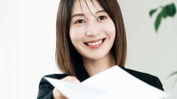 女性　差し出す　笑う