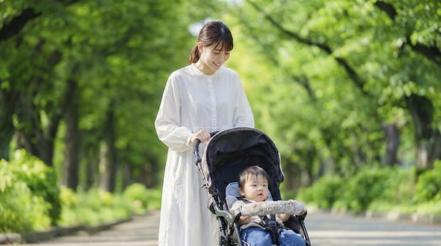 ベビーカー　赤ちゃん　笑顔　シングルマザー