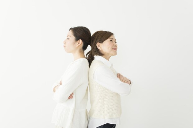 姑　背中あわせ