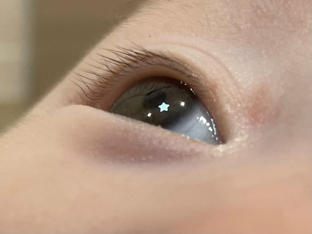 【奇跡の1枚】瞳に“お星さま”を宿した赤ちゃんの写真に25万いいね「ぎゃーかわいい…！」