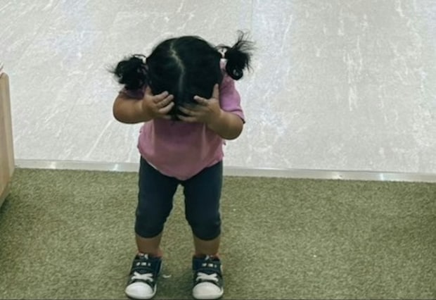 トンネルで頭を守るわが子→想像以上の“かわいい姿”に11万いいね「危機管理意識が高すぎ」