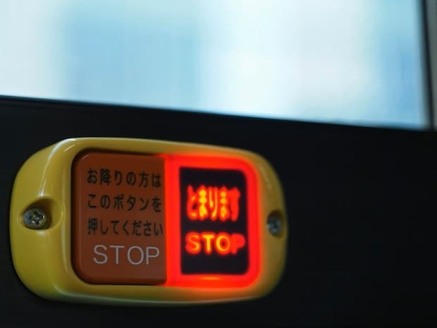 「ボタン押したい！」バスでぐずる子→グッとくる“乗客の対応”に17万いいね「素敵」「優しい世界」